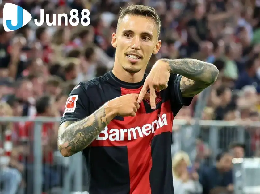 Grimaldo vừa lập cú đúp sút phạt ấn tượng vào lưới Frankfurt (Ảnh: Bundesliga) Grimaldo vừa lập cú đúp sút phạt ấn tượng vào lưới Frankfurt (Ảnh: Bundesliga)
